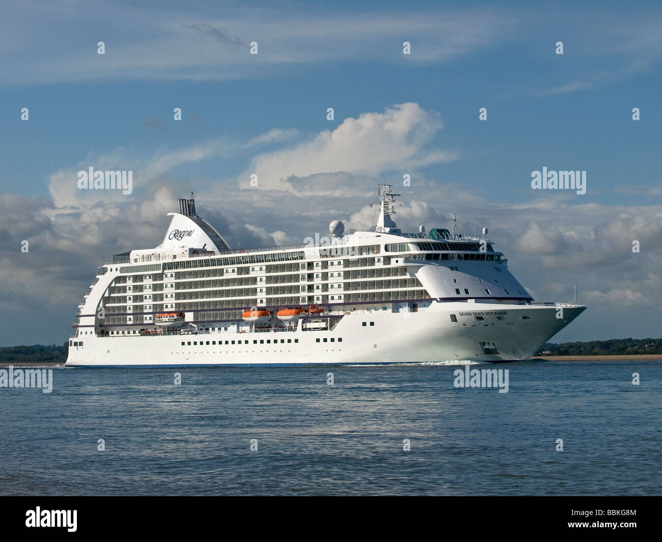 Kreuzfahrtschiff Seven Seas Voyager verlassen Southampton UK Stockfoto