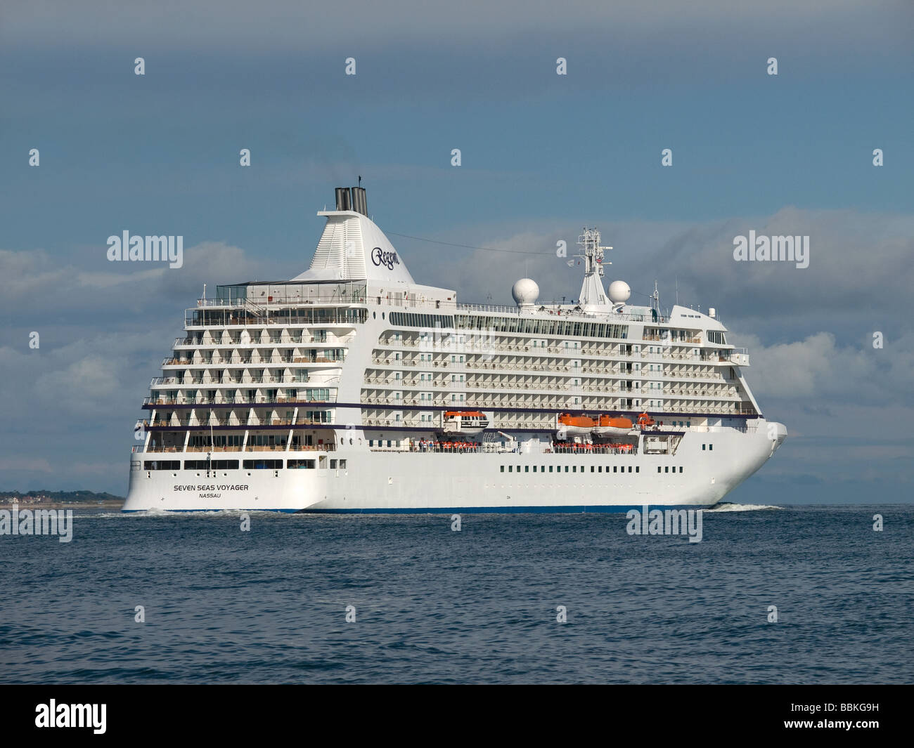 Kreuzfahrtschiff Seven Seas Voyager verlassen Southampton UK Stockfoto