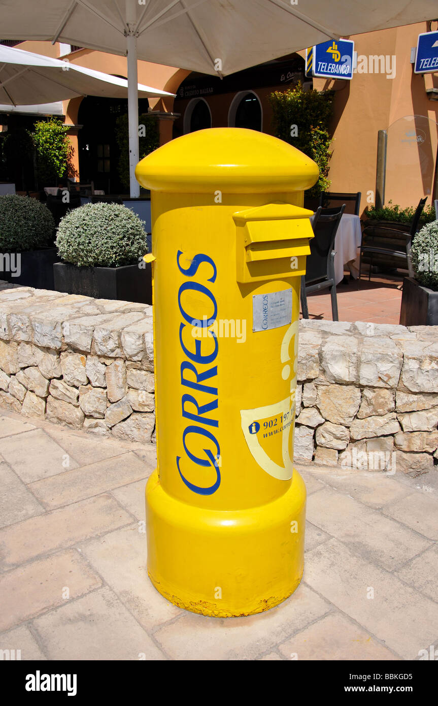 Gelber Briefkasten, Puerto Portals, Portals Nous / Bendinat, Mallorca, Balearen, Spanien Stockfoto