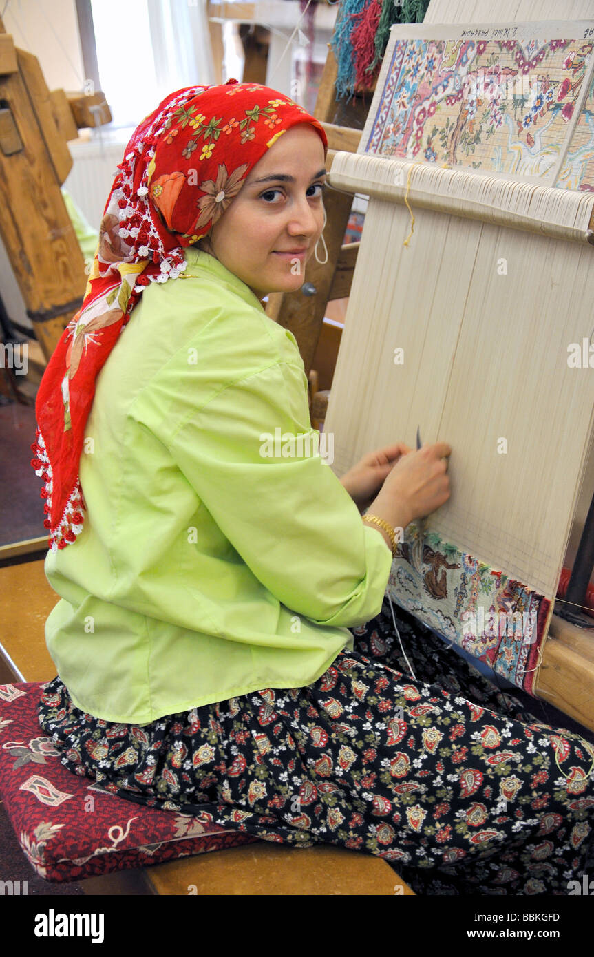 Junge weibliche Weberin am Teppich Fabrik, Denizli, Provinz Denizli, Türkei Stockfoto