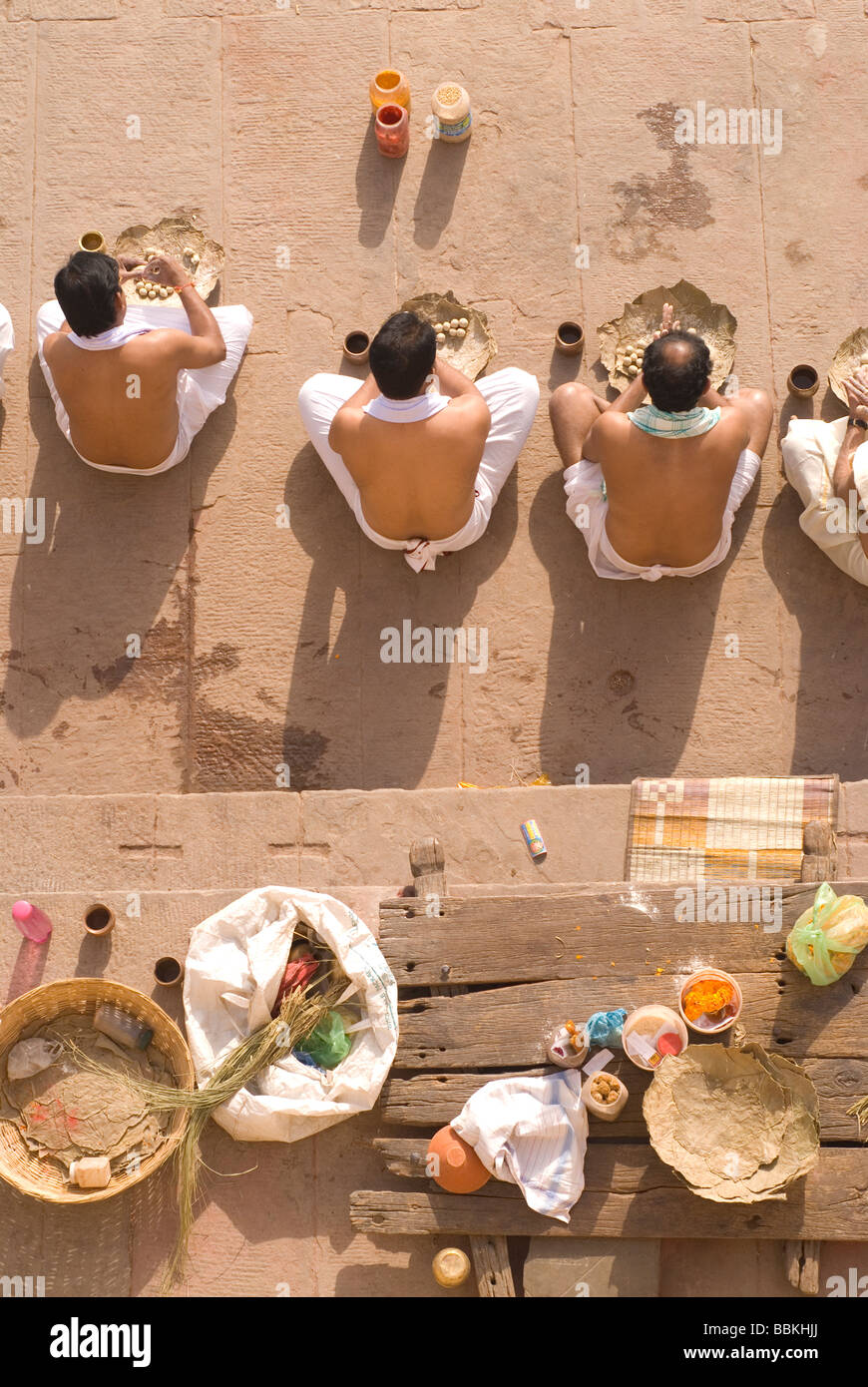 Brahmanen, ihre Arbeit zu tun - ein religiöses Ritual (Vorbereitung Prasad) durchführen. Stockfoto