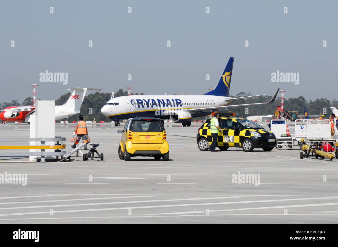 Flugzeug der Fluggesellschaft Ryanair kurz nach der Landung, Aeroporto Francisco Sà Carneiro Flughafen Porto, Nordportugal, Europa Stockfoto