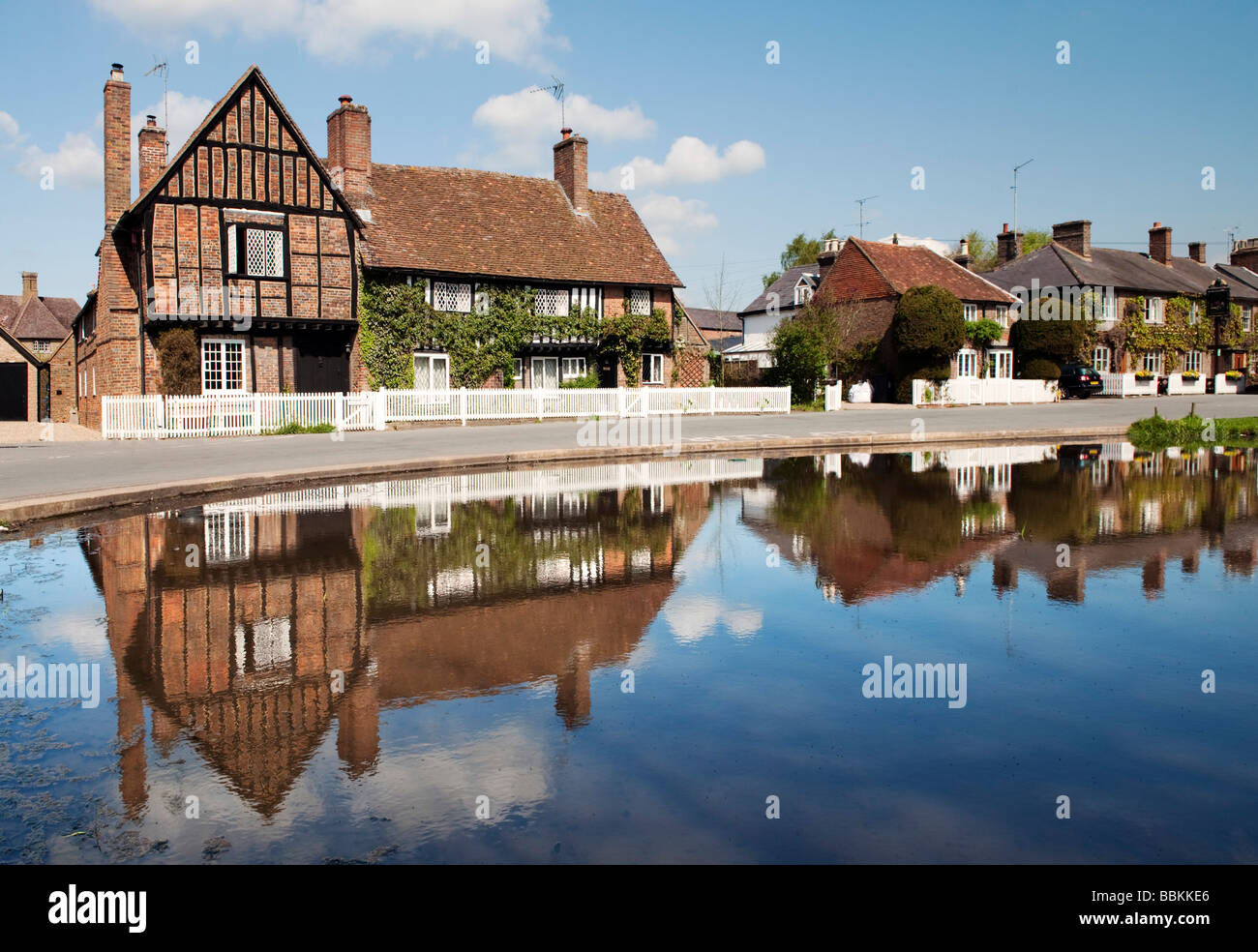 Reflexionen in der das Dorf Teich am Aldbury Hertfordshire Stockfoto