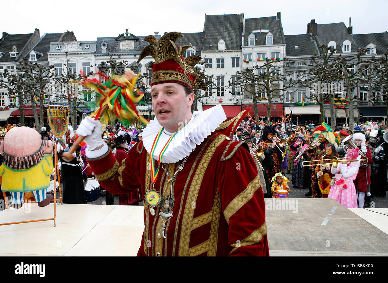Karneval in Maastricht, die dieses Festival anders als in anderen Teilen von Holland, ist da gibt es rund 100 Bands spielen live Fanfara Musik im Zentrum Stadt, die meisten von den Feierlichkeiten nehmen Platz draußen auf den Straßen und Plätzen in drei Tagen feiern Menschen tanzen Chat Witz und vor allem viel Alkohol trinken Stockfoto