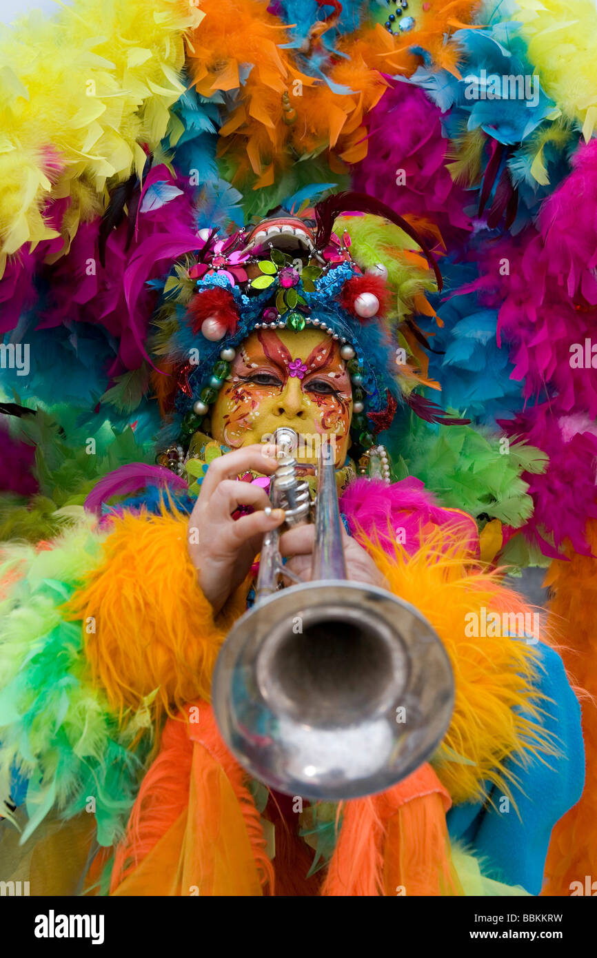 Karneval in Maastricht, die dieses Festival anders als in anderen Teilen von Holland, ist da gibt es rund 100 Bands spielen live Fanfara Musik im Zentrum Stadt, die meisten von den Feierlichkeiten nehmen Platz draußen auf den Straßen und Plätzen in drei Tagen feiern Menschen tanzen Chat Witz und vor allem viel Alkohol trinken Stockfoto