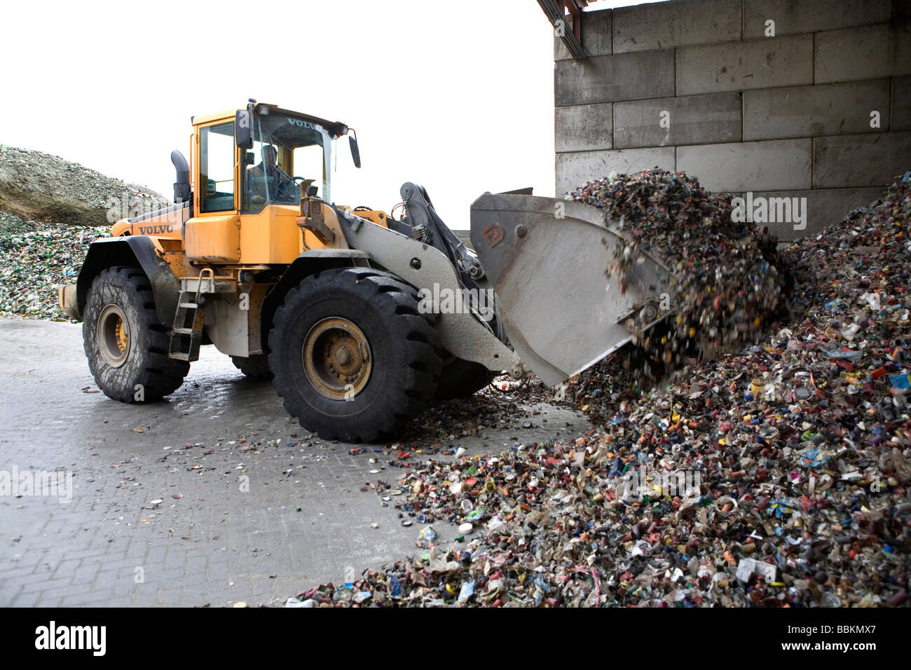 Recycling von Kronkorken müssen alle Gemeinden in den Niederlanden bieten bekannte Sammelstellen für und recycelbaren oder gefährliche Materialien können alle Arten von getrennten Müll hier kostenlos akzeptiert werden oder eine kleine Summe je nach Art der materiellen Grünzeug und Beton Ziegel ist in der Regel kostenlos einige Geschäfte durchführen Sammlung von Chemikalien Farbe Batterien niederländischen Hausmüll recycling Durchschnittswerte bis 60 2006 Stockfoto