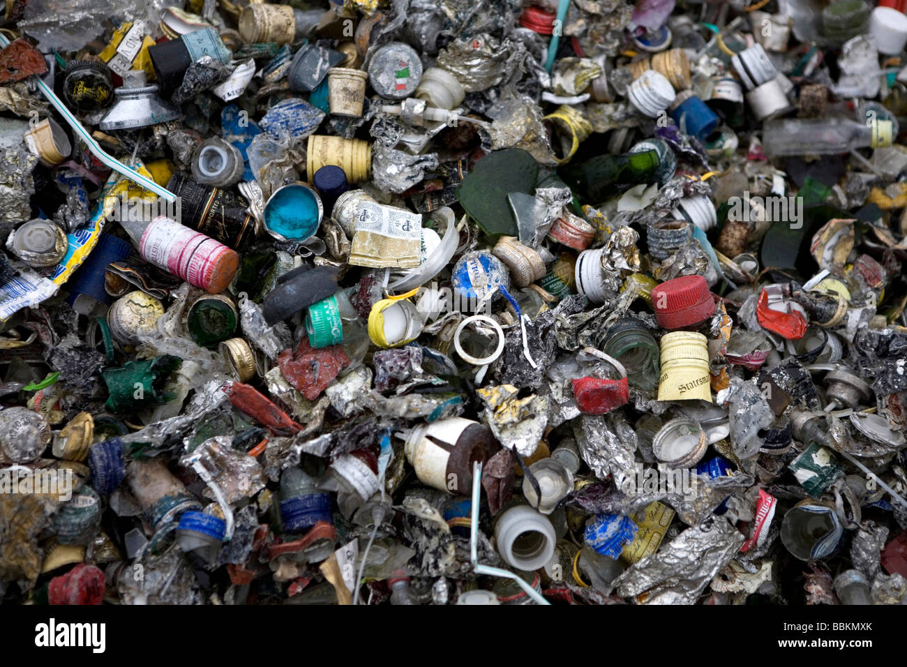 Recycling von Kronkorken müssen alle Gemeinden in den Niederlanden bieten bekannte Sammelstellen für und recycelbaren oder gefährliche Materialien können alle Arten von getrennten Müll hier kostenlos akzeptiert werden oder eine kleine Summe je nach Art der materiellen Grünzeug und Beton Ziegel ist in der Regel kostenlos einige Geschäfte durchführen Sammlung von Chemikalien Farbe Batterien niederländischen Hausmüll recycling Durchschnittswerte bis 60 2006 Stockfoto