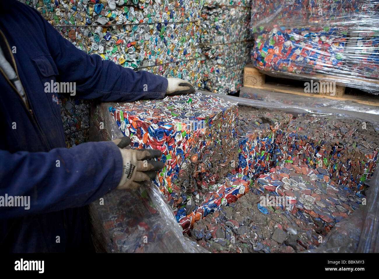 Recycling von Kronkorken müssen alle Gemeinden in den Niederlanden bieten bekannte Sammelstellen für und recycelbaren oder gefährliche Materialien können alle Arten von getrennten Müll hier kostenlos akzeptiert werden oder eine kleine Summe je nach Art der materiellen Grünzeug und Beton Ziegel ist in der Regel kostenlos einige Geschäfte durchführen Sammlung von Chemikalien Farbe Batterien niederländischen Hausmüll recycling Durchschnittswerte bis 60 2006 Stockfoto