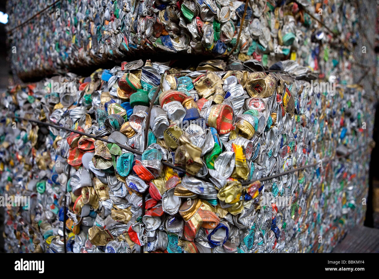 Recycling von Kronkorken müssen alle Gemeinden in den Niederlanden bieten bekannte Sammelstellen für und recycelbaren oder gefährliche Materialien können alle Arten von getrennten Müll hier kostenlos akzeptiert werden oder eine kleine Summe je nach Art der materiellen Grünzeug und Beton Ziegel ist in der Regel kostenlos einige Geschäfte durchführen Sammlung von Chemikalien Farbe Batterien niederländischen Hausmüll recycling Durchschnittswerte bis 60 2006 Stockfoto