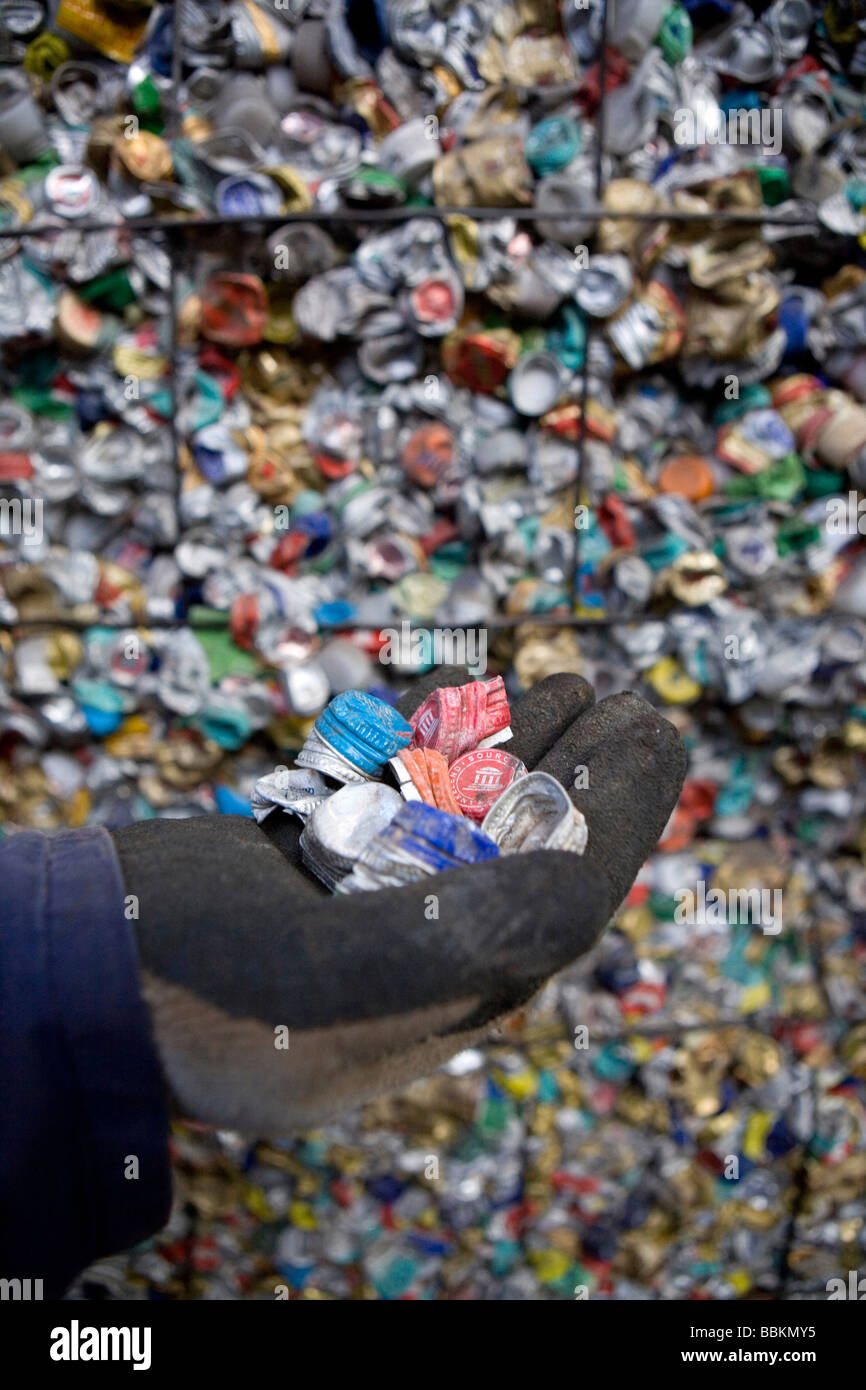 Recycling von Kronkorken müssen alle Gemeinden in den Niederlanden bieten bekannte Sammelstellen für und recycelbaren oder gefährliche Materialien können alle Arten von getrennten Müll hier kostenlos akzeptiert werden oder eine kleine Summe je nach Art der materiellen Grünzeug und Beton Ziegel ist in der Regel kostenlos einige Geschäfte durchführen Sammlung von Chemikalien Farbe Batterien niederländischen Hausmüll recycling Durchschnittswerte bis 60 2006 Stockfoto