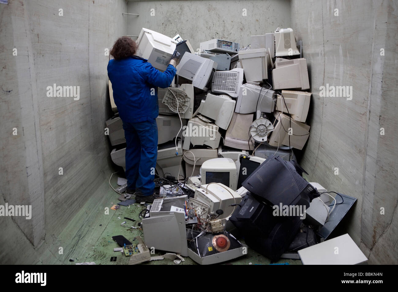 Recycling von weißer Ware wie Kühlschränke Computer und anderen inländischen elektronischen Geräten müssen alle Gemeinden in den Niederlanden bieten bekannte Sammelstellen für und recycelbaren oder gefährliche Materialien können alle Arten von getrennten Müll hier kostenlos akzeptiert werden oder eine kleine Summe je nach Art der materiellen Grünzeug und Beton Ziegel ist in der Regel kostenlos einige Geschäfte durchführen Sammlung von Chemikalien Farbe Batterien niederländischen Hausmüll recycling Durchschnittswerte bis 60 2006 Stockfoto Recycling von weißer Ware wie Kühlschränke Computer und anderen inländischen elektronischen Geräten müssen alle Gemeinden in den Niederlanden bieten bekannte Sammelstellen für und recycelbaren oder gefährliche Materialien können alle Arten von getrennten Müll hier kostenlos akzeptiert werden oder eine kleine Summe je nach Art der materiellen Grünzeug und Beton Ziegel ist in der Regel kostenlos einige Geschäfte durchführen Sammlung von Chemikalien Farbe Batterien niederländischen Hausmüll recycling Durchschnittswerte bis 60 2006 Stockfoto