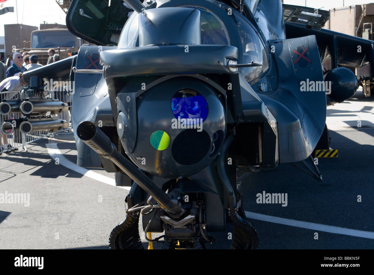 Superhind ein ATE-Mi-24 Kampfhubschrauber bei einer Flugshow auf Ysterplaat Air Force Base, Cape Town, Südafrika. Stockfoto