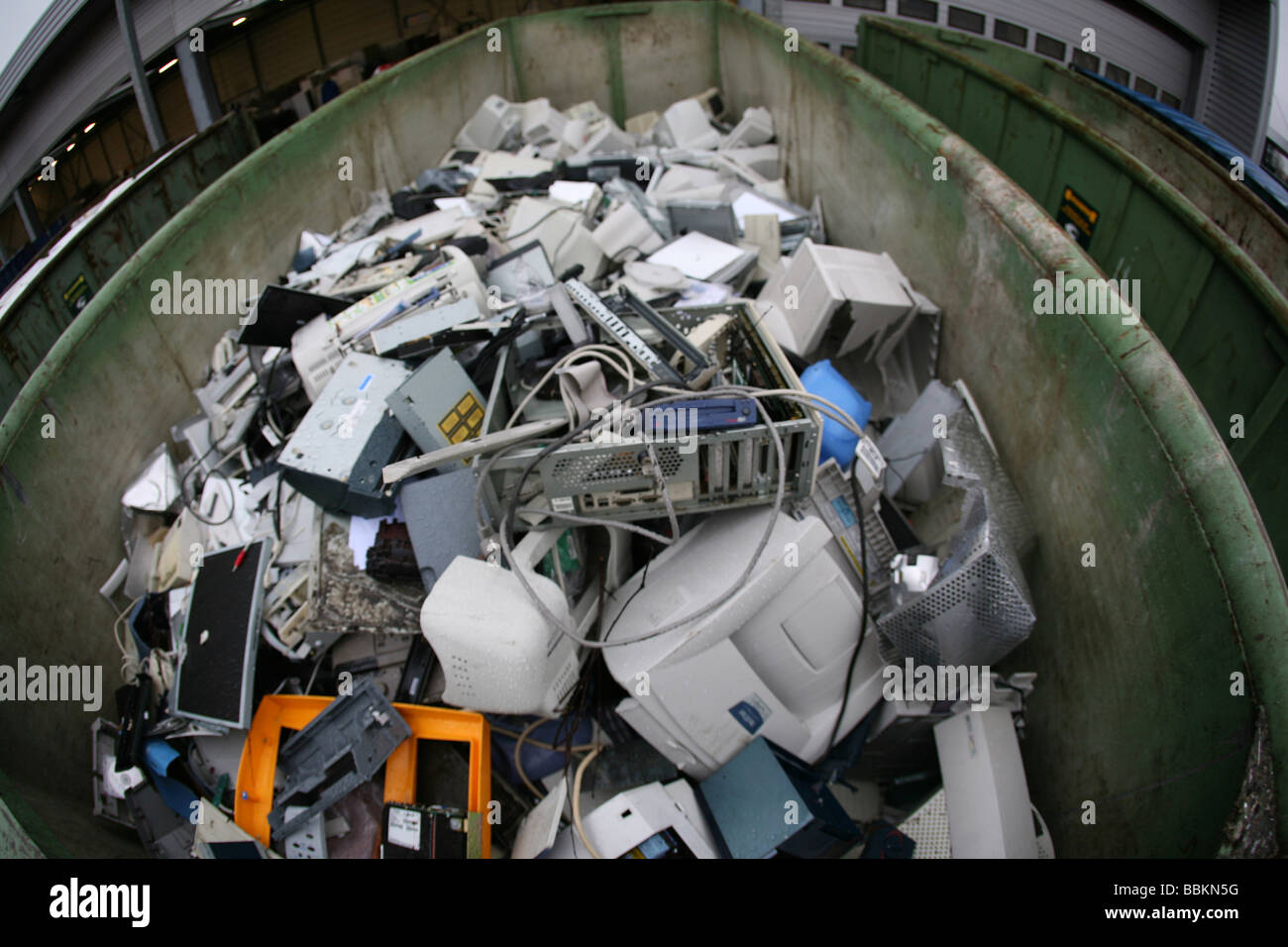 Recycling von weißer Ware wie Kühlschränke Computer und anderen inländischen elektronischen Geräten müssen alle Gemeinden in den Niederlanden bieten bekannte Sammelstellen für und recycelbaren oder gefährliche Materialien können alle Arten von getrennten Müll hier kostenlos akzeptiert werden oder eine kleine Summe je nach Art der materiellen Grünzeug und Beton Ziegel ist in der Regel kostenlos einige Geschäfte durchführen Sammlung von Chemikalien Farbe Batterien niederländischen Hausmüll recycling Durchschnittswerte bis 60 2006 Stockfoto Recycling von weißer Ware wie Kühlschränke Computer und anderen inländischen elektronischen Geräten müssen alle Gemeinden in den Niederlanden bieten bekannte Sammelstellen für und recycelbaren oder gefährliche Materialien können alle Arten von getrennten Müll hier kostenlos akzeptiert werden oder eine kleine Summe je nach Art der materiellen Grünzeug und Beton Ziegel ist in der Regel kostenlos einige Geschäfte durchführen Sammlung von Chemikalien Farbe Batterien niederländischen Hausmüll recycling Durchschnittswerte bis 60 2006 Stockfoto