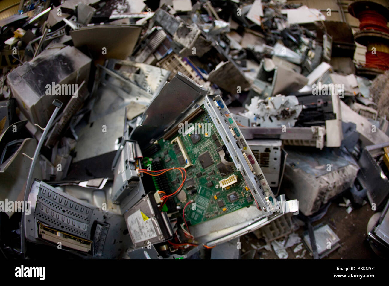 Recycling von weißer Ware wie Kühlschränke Computer und anderen inländischen elektronischen Geräten müssen alle Gemeinden in den Niederlanden bieten bekannte Sammelstellen für und recycelbaren oder gefährliche Materialien können alle Arten von getrennten Müll hier kostenlos akzeptiert werden oder eine kleine Summe je nach Art der materiellen Grünzeug und Beton Ziegel ist in der Regel kostenlos einige Geschäfte durchführen Sammlung von Chemikalien Farbe Batterien niederländischen Hausmüll recycling Durchschnittswerte bis 60 2006 Stockfoto Recycling von weißer Ware wie Kühlschränke Computer und anderen inländischen elektronischen Geräten müssen alle Gemeinden in den Niederlanden bieten bekannte Sammelstellen für und recycelbaren oder gefährliche Materialien können alle Arten von getrennten Müll hier kostenlos akzeptiert werden oder eine kleine Summe je nach Art der materiellen Grünzeug und Beton Ziegel ist in der Regel kostenlos einige Geschäfte durchführen Sammlung von Chemikalien Farbe Batterien niederländischen Hausmüll recycling Durchschnittswerte bis 60 2006 Stockfoto