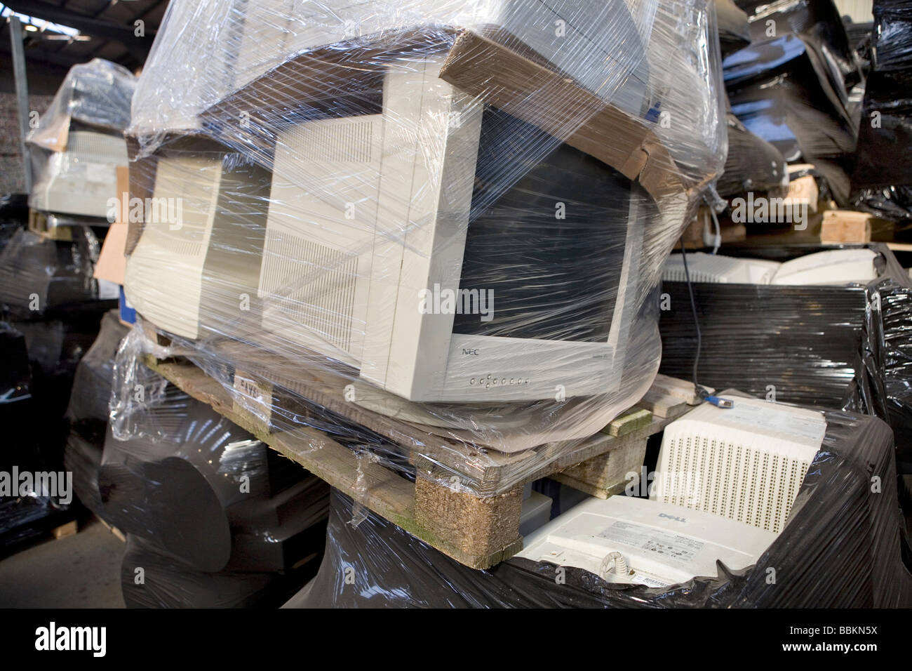 Recycling von weißer Ware wie Kühlschränke Computer und anderen inländischen elektronischen Geräten müssen alle Gemeinden in den Niederlanden bieten bekannte Sammelstellen für und recycelbaren oder gefährliche Materialien können alle Arten von getrennten Müll hier kostenlos akzeptiert werden oder eine kleine Summe je nach Art der materiellen Grünzeug und Beton Ziegel ist in der Regel kostenlos einige Geschäfte durchführen Sammlung von Chemikalien Farbe Batterien niederländischen Hausmüll recycling Durchschnittswerte bis 60 2006 Stockfoto Recycling von weißer Ware wie Kühlschränke Computer und anderen inländischen elektronischen Geräten müssen alle Gemeinden in den Niederlanden bieten bekannte Sammelstellen für und recycelbaren oder gefährliche Materialien können alle Arten von getrennten Müll hier kostenlos akzeptiert werden oder eine kleine Summe je nach Art der materiellen Grünzeug und Beton Ziegel ist in der Regel kostenlos einige Geschäfte durchführen Sammlung von Chemikalien Farbe Batterien niederländischen Hausmüll recycling Durchschnittswerte bis 60 2006 Stockfoto