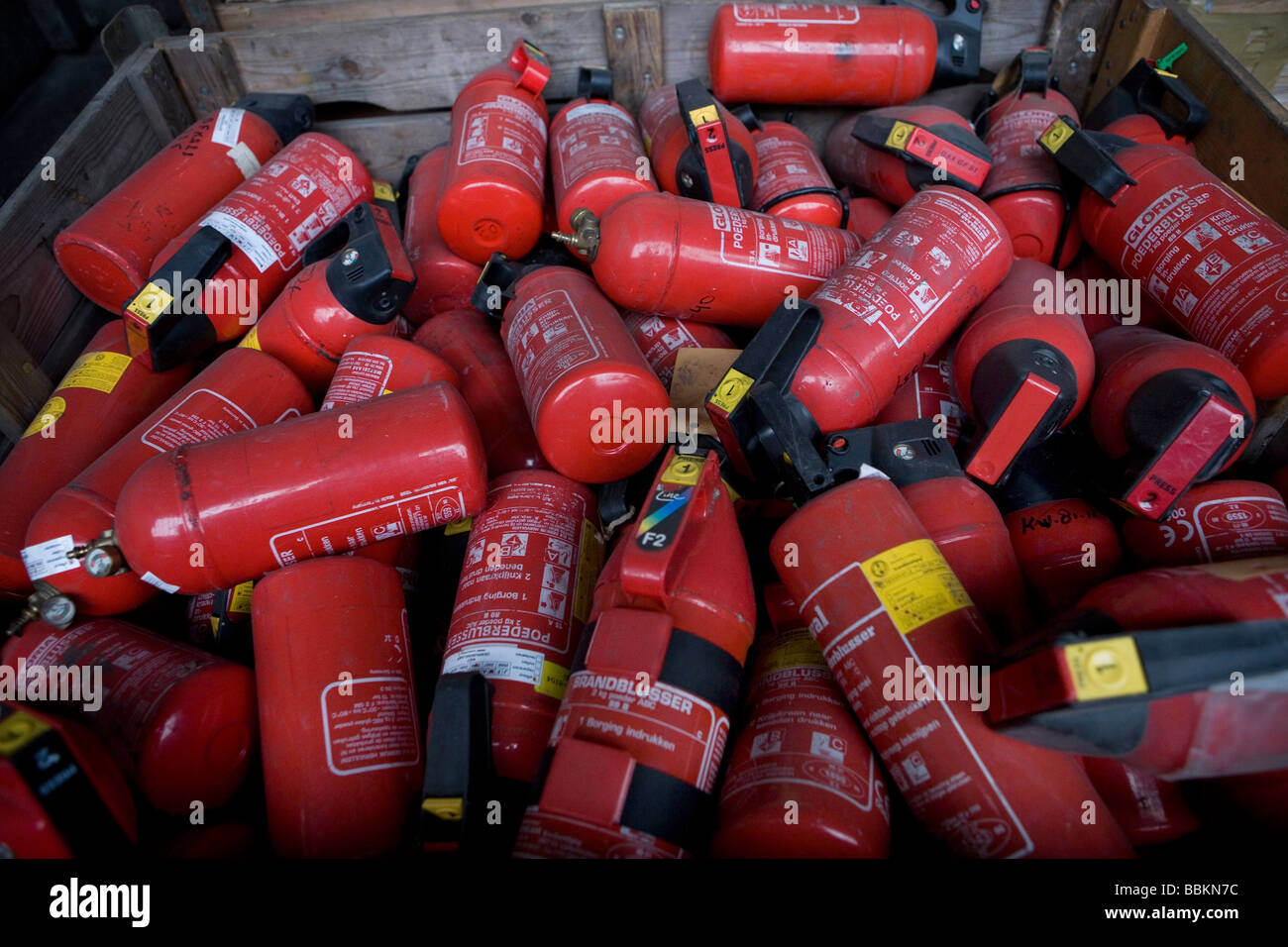 Recycling von Feuerlöscher müssen alle Gemeinden in den Niederlanden bieten bekannte Sammelstellen für und recycelbaren oder gefährliche Materialien können alle Arten von getrennten Müll hier kostenlos akzeptiert werden oder eine kleine Summe je nach Art der materiellen Grünzeug und Beton Ziegel ist in der Regel kostenlos einige Geschäfte durchführen Sammlung von Chemikalien Farbe Batterien niederländischen Hausmüll recycling Durchschnittswerte bis 60 2006 Stockfoto