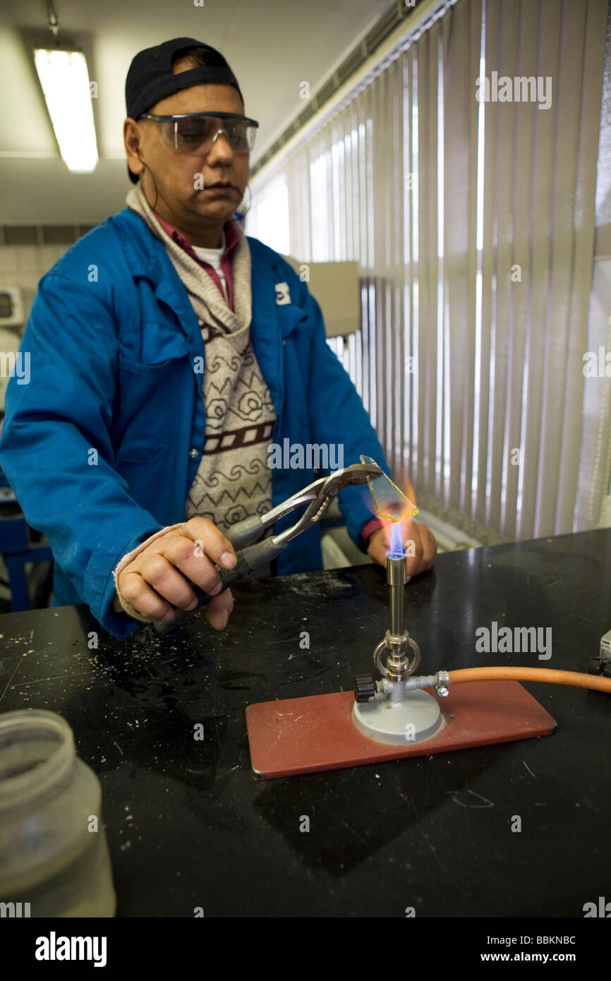 Recycling von giftigen Abfällen müssen alle Gemeinden in den Niederlanden bieten bekannte Sammelstellen für und recycelbaren oder gefährliche Materialien können alle Arten von getrennten Müll hier kostenlos akzeptiert werden oder eine kleine Summe je nach Art der materiellen Grünzeug und Beton Ziegel ist in der Regel kostenlos einige Geschäfte durchführen Sammlung von Chemikalien Farbe Batterien niederländischen Hausmüll recycling Durchschnittswerte bis 60 2006 Stockfoto