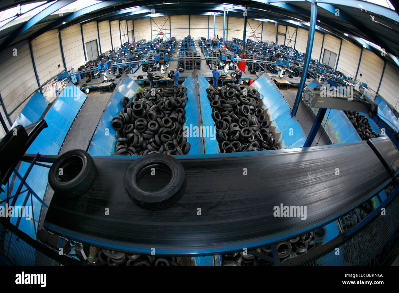 Recycling von Reifen die besten sind gespeichert und versendet in Ländern der dritten Welt die schlechten Reifen zu Granulat zerkleinert und für verschiedene Zwecke alle Gemeinden in den Niederlanden erforderlich sind, um bekannte Sammelstellen und recycelbaren oder gefährliche Materialien bieten alle Arten von getrennten Müll verarbeitet werden kann akzeptiert werden hier kostenlos oder eine kleine Summe je nach Art der materiellen Grünzeug und Beton Ziegel ist in der Regel kostenlos einige Geschäfte durchführen Sammlung von Chemikalien Farbe Batterien Niederländisch Hausmüll recycling im Durchschnitt zu 60 2006 Stockfoto