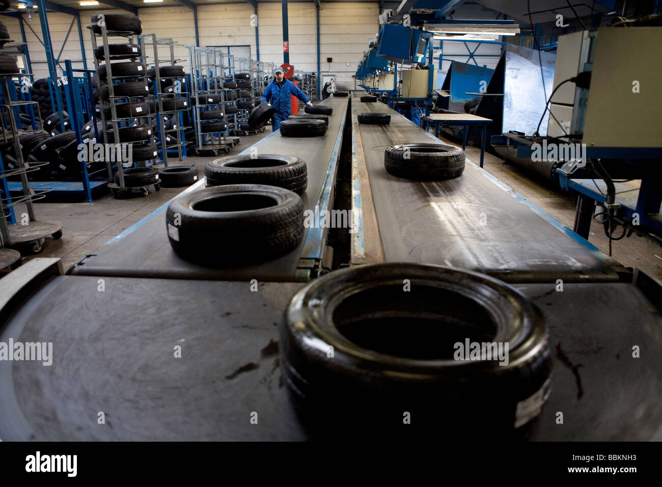 Recycling von Reifen die besten sind gespeichert und versendet in Ländern der dritten Welt die schlechten Reifen zu Granulat zerkleinert und für verschiedene Zwecke alle Gemeinden in den Niederlanden erforderlich sind, um bekannte Sammelstellen und recycelbaren oder gefährliche Materialien bieten alle Arten von getrennten Müll verarbeitet werden kann akzeptiert werden hier kostenlos oder eine kleine Summe je nach Art der materiellen Grünzeug und Beton Ziegel ist in der Regel kostenlos einige Geschäfte durchführen Sammlung von Chemikalien Farbe Batterien Niederländisch Hausmüll recycling im Durchschnitt zu 60 2006 Stockfoto