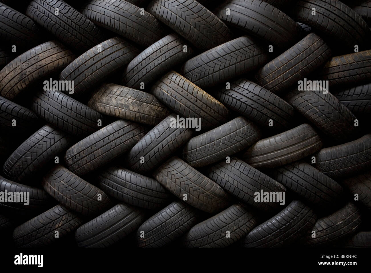 Recycling von Reifen die besten sind gespeichert und versendet in Ländern der dritten Welt die schlechten Reifen zu Granulat zerkleinert und für verschiedene Zwecke alle Gemeinden in den Niederlanden erforderlich sind, um bekannte Sammelstellen und recycelbaren oder gefährliche Materialien bieten alle Arten von getrennten Müll verarbeitet werden kann akzeptiert werden hier kostenlos oder eine kleine Summe je nach Art der materiellen Grünzeug und Beton Ziegel ist in der Regel kostenlos einige Geschäfte durchführen Sammlung von Chemikalien Farbe Batterien Niederländisch Hausmüll recycling im Durchschnitt zu 60 2006 Stockfoto