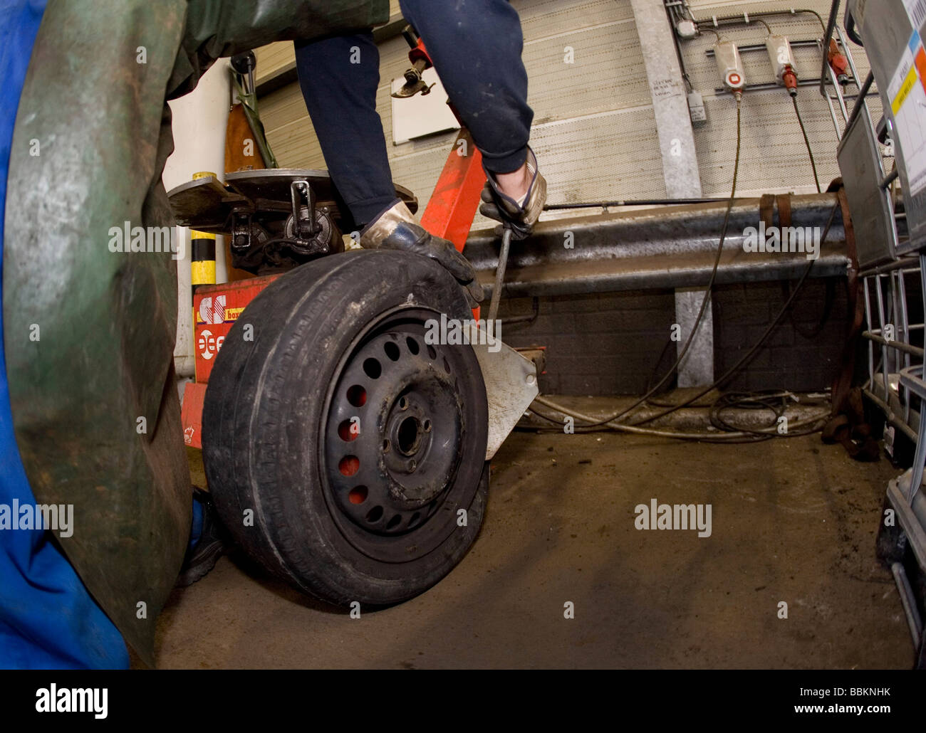 Recycling von Reifen die besten sind gespeichert und versendet in Ländern der dritten Welt die schlechten Reifen zu Granulat zerkleinert und für verschiedene Zwecke alle Gemeinden in den Niederlanden erforderlich sind, um bekannte Sammelstellen und recycelbaren oder gefährliche Materialien bieten alle Arten von getrennten Müll verarbeitet werden kann akzeptiert werden hier kostenlos oder eine kleine Summe je nach Art der materiellen Grünzeug und Beton Ziegel ist in der Regel kostenlos einige Geschäfte durchführen Sammlung von Chemikalien Farbe Batterien Niederländisch Hausmüll recycling im Durchschnitt zu 60 2006 Stockfoto