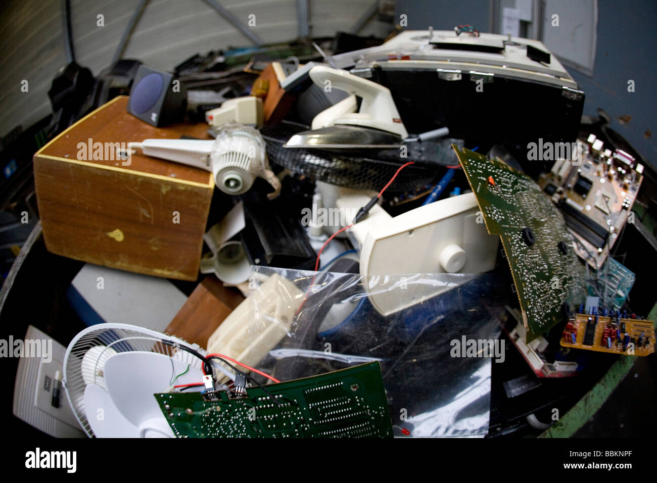 Recycling von weißer Ware wie Kühlschränke Computer und anderen inländischen elektronischen Geräten müssen alle Gemeinden in den Niederlanden bieten bekannte Sammelstellen für und recycelbaren oder gefährliche Materialien können alle Arten von getrennten Müll hier kostenlos akzeptiert werden oder eine kleine Summe je nach Art der materiellen Grünzeug und Beton Ziegel ist in der Regel kostenlos einige Geschäfte durchführen Sammlung von Chemikalien Farbe Batterien niederländischen Hausmüll recycling Durchschnittswerte bis 60 2006 Stockfoto Recycling von weißer Ware wie Kühlschränke Computer und anderen inländischen elektronischen Geräten müssen alle Gemeinden in den Niederlanden bieten bekannte Sammelstellen für und recycelbaren oder gefährliche Materialien können alle Arten von getrennten Müll hier kostenlos akzeptiert werden oder eine kleine Summe je nach Art der materiellen Grünzeug und Beton Ziegel ist in der Regel kostenlos einige Geschäfte durchführen Sammlung von Chemikalien Farbe Batterien niederländischen Hausmüll recycling Durchschnittswerte bis 60 2006 Stockfoto