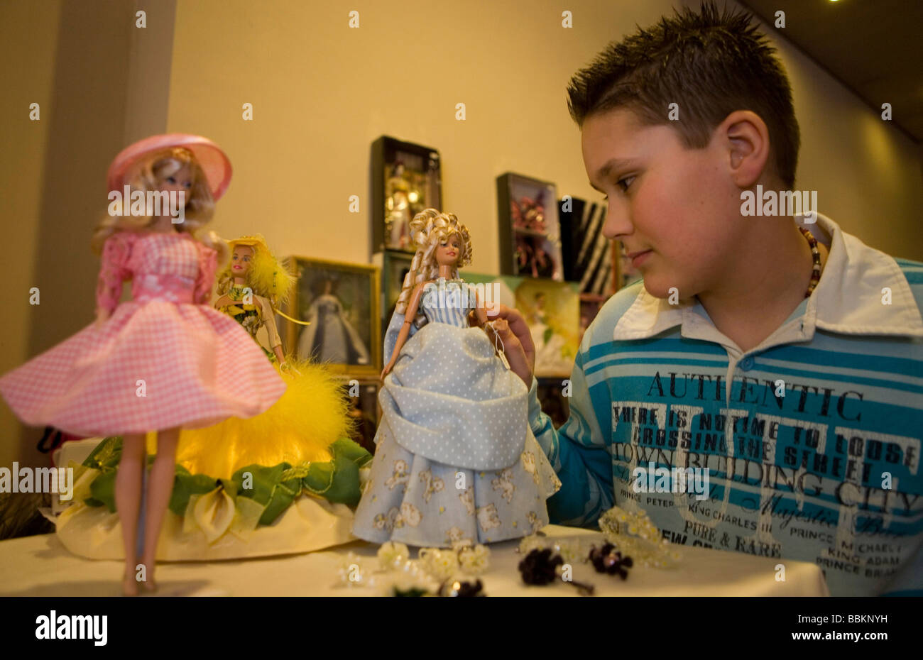 Die berühmten Barbie-Puppe ist 50 Jahre am 9. März 2009 wegen ihrem Geburtstag niederländischen Barbie Fans eine Barbie Ausstellung in Haarlem die meisten Besucher organisiert sind tatsächlich Erwachsene, die eine durchschnittliche Barbie-Puppe rund 90 Euro kostet aber seltene Sammlerstücke können bis zu 1500 Euro gehen Stockfoto