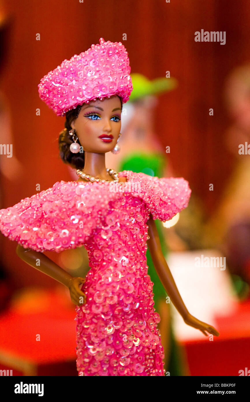 Die berühmten Barbie-Puppe ist 50 Jahre am 9. März 2009 wegen ihrem Geburtstag niederländischen Barbie Fans eine Barbie Ausstellung in Haarlem die meisten Besucher organisiert sind tatsächlich Erwachsene, die eine durchschnittliche Barbie-Puppe rund 90 Euro kostet aber seltene Sammlerstücke können bis zu 1500 Euro gehen Stockfoto