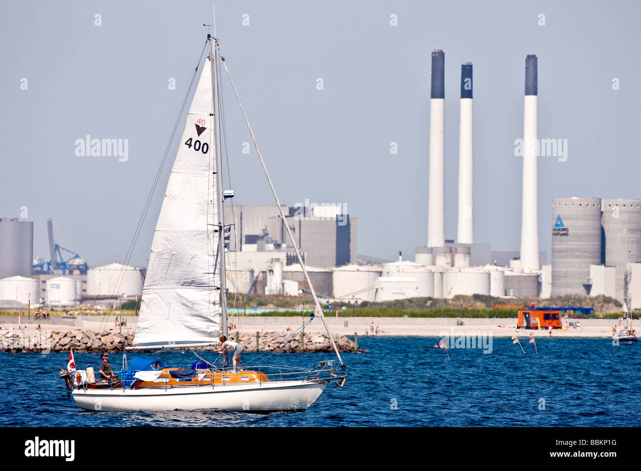 Segelboot vor Industriehafen, Kopenhagen, Dänemark Stockfoto