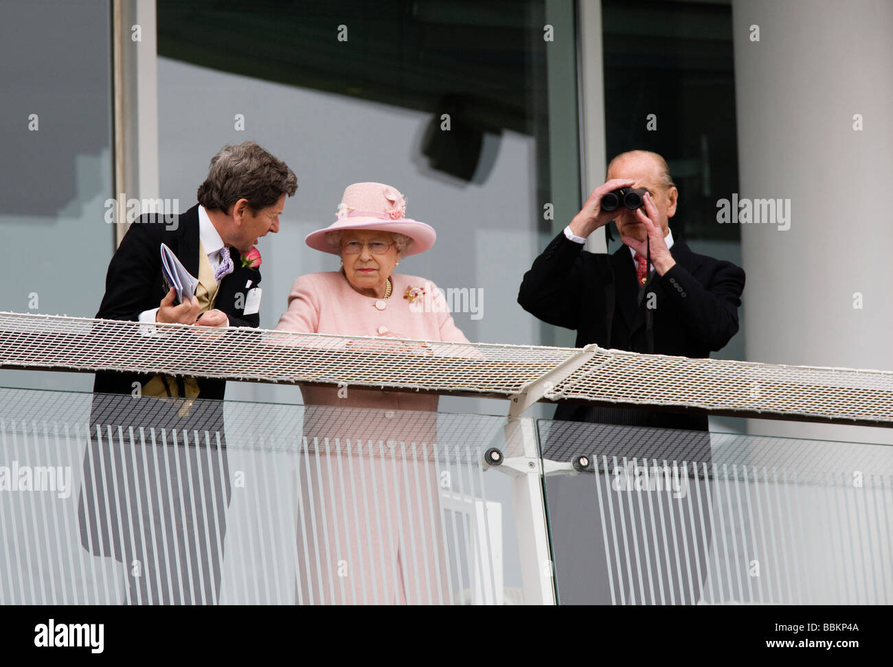 Das Epsom Derby 2009. HM sieht die Königin (Mitte) das Rennen vom königlichen Balkon die Königin Stand Stockfoto