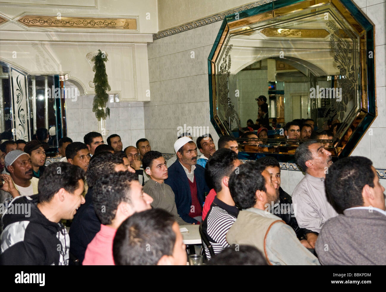 Fußball ist ein sehr beliebter Sport in Marokko Männer versammeln sich in den lokalen Cafés und beobachten Sie die Spiele aus den europäischen Ligen. Stockfoto