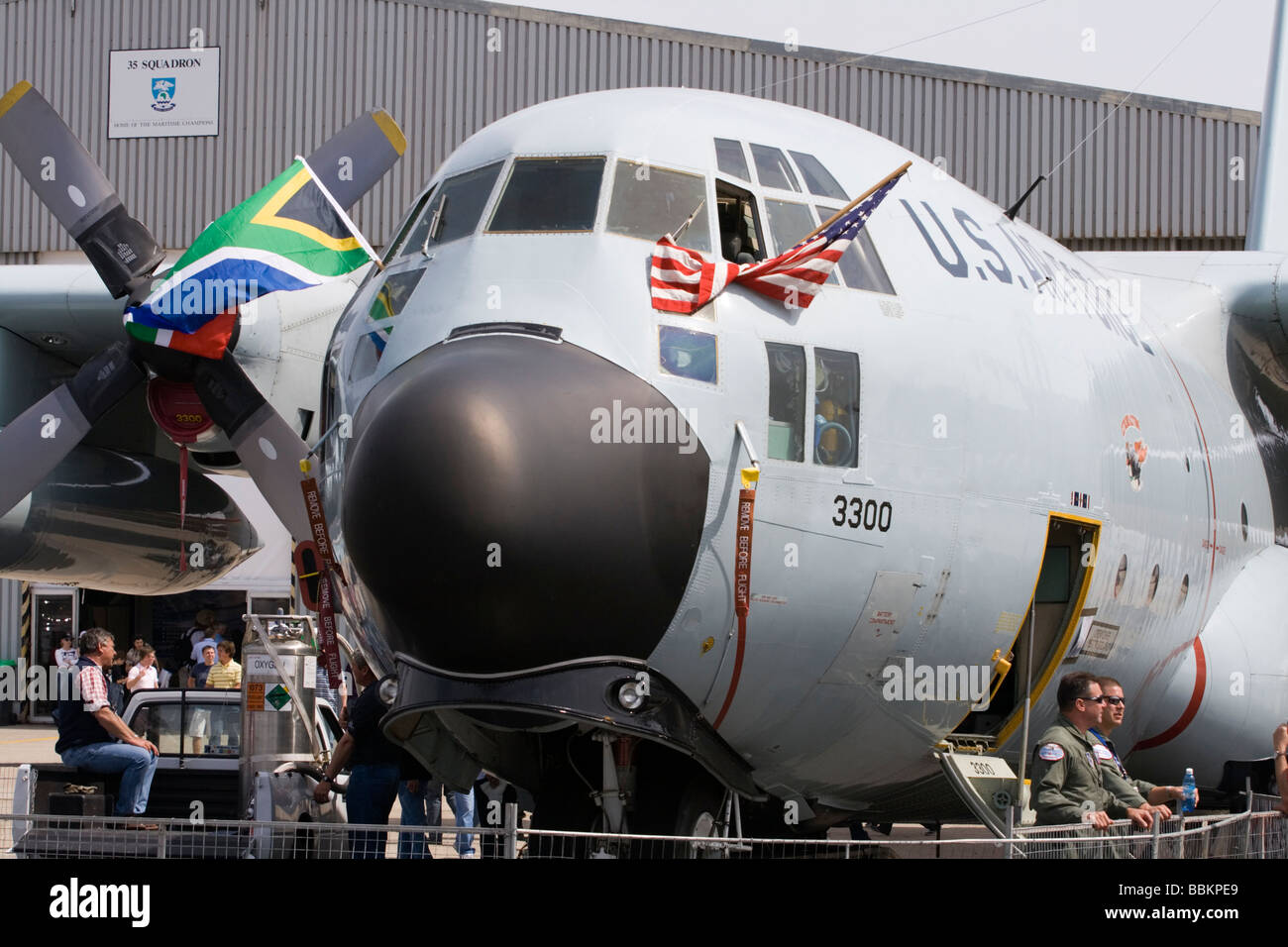 Ein United States Air Force Hercules Transport Turboprop-Flugzeug bei einer Flugschau in in Cape Town, Südafrika im September 2008 Stockfoto