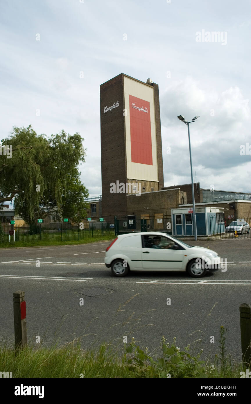 Ein Auto übergibt die Campbells Suppen Tower, Hardwick Road King's Lynn, Norfolk, England.  Die Website ist für Tesco neu entwickelt werden. Stockfoto