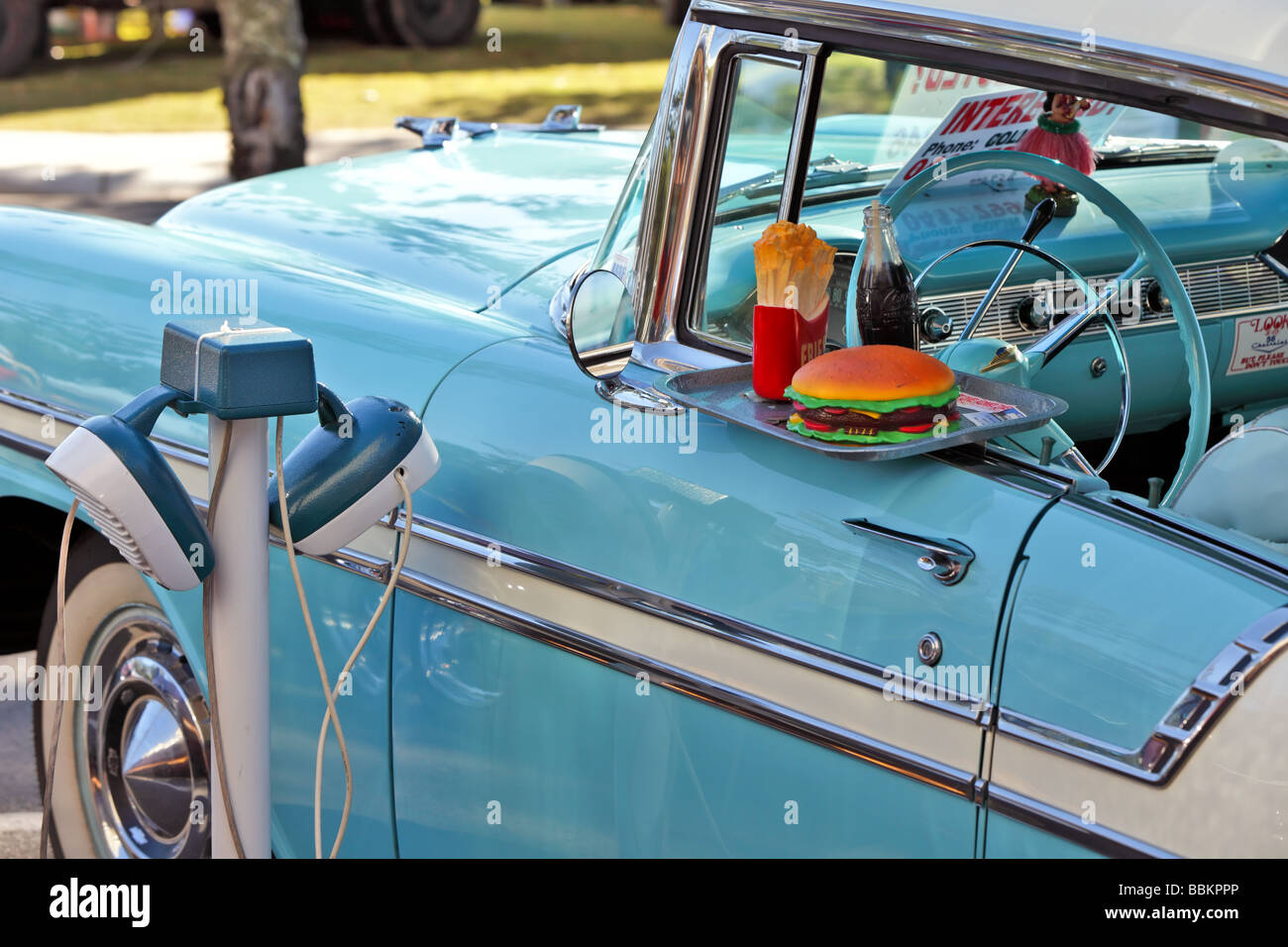 Oldtimer mit 50er fahren in Lautsprechern und Tablett mit Essen Stockfoto