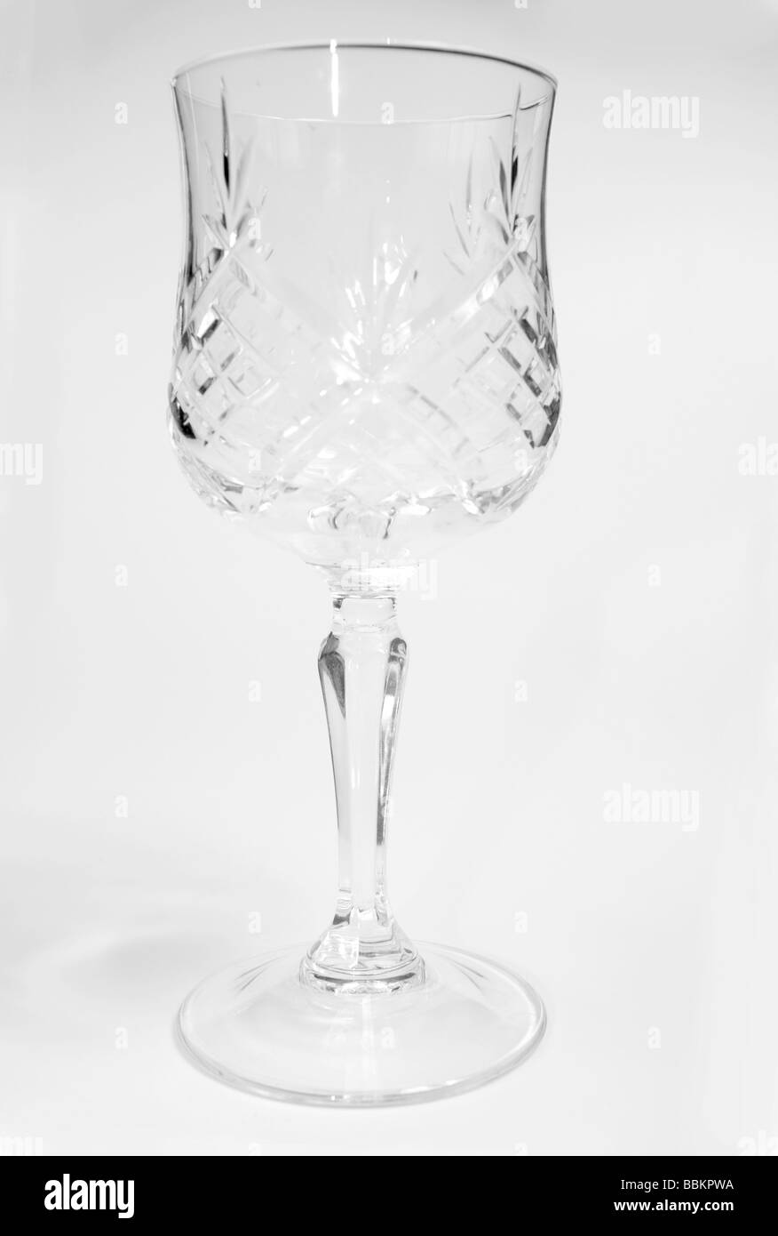 Ausschnitt aus einem dekorierten Kristall Kelch auf weißem Hintergrund Stockfoto