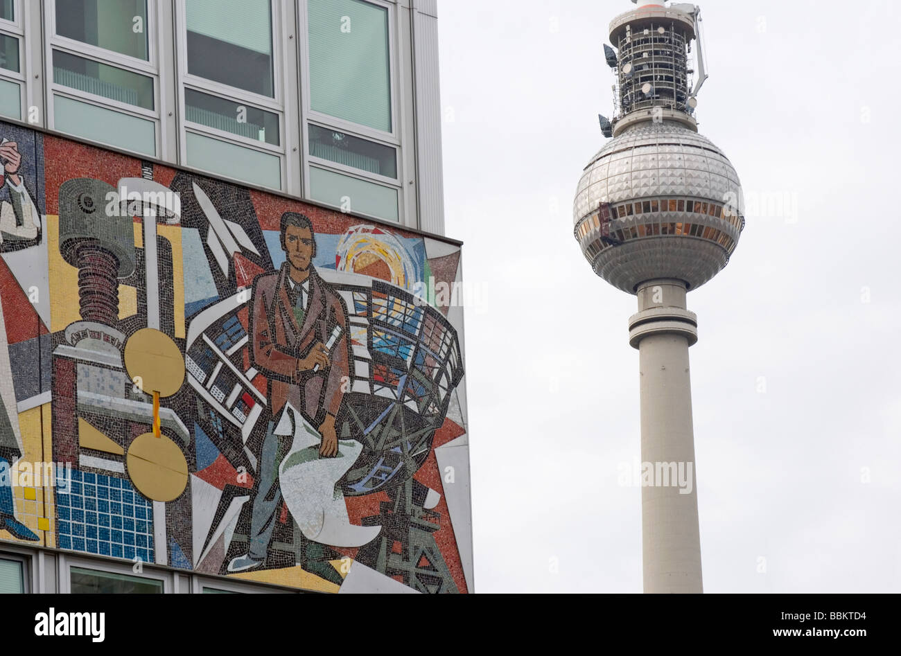 Haus Des Lehrers Gebaude Mit Mosaik Fries An Fassade Und Tv Turm