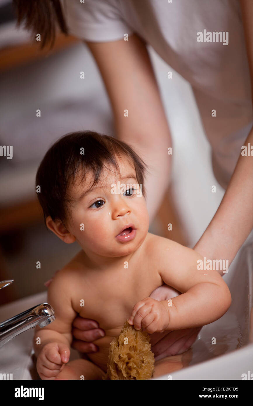 Mother Washing Baby In Sink Stockfotos Mother Washing Baby