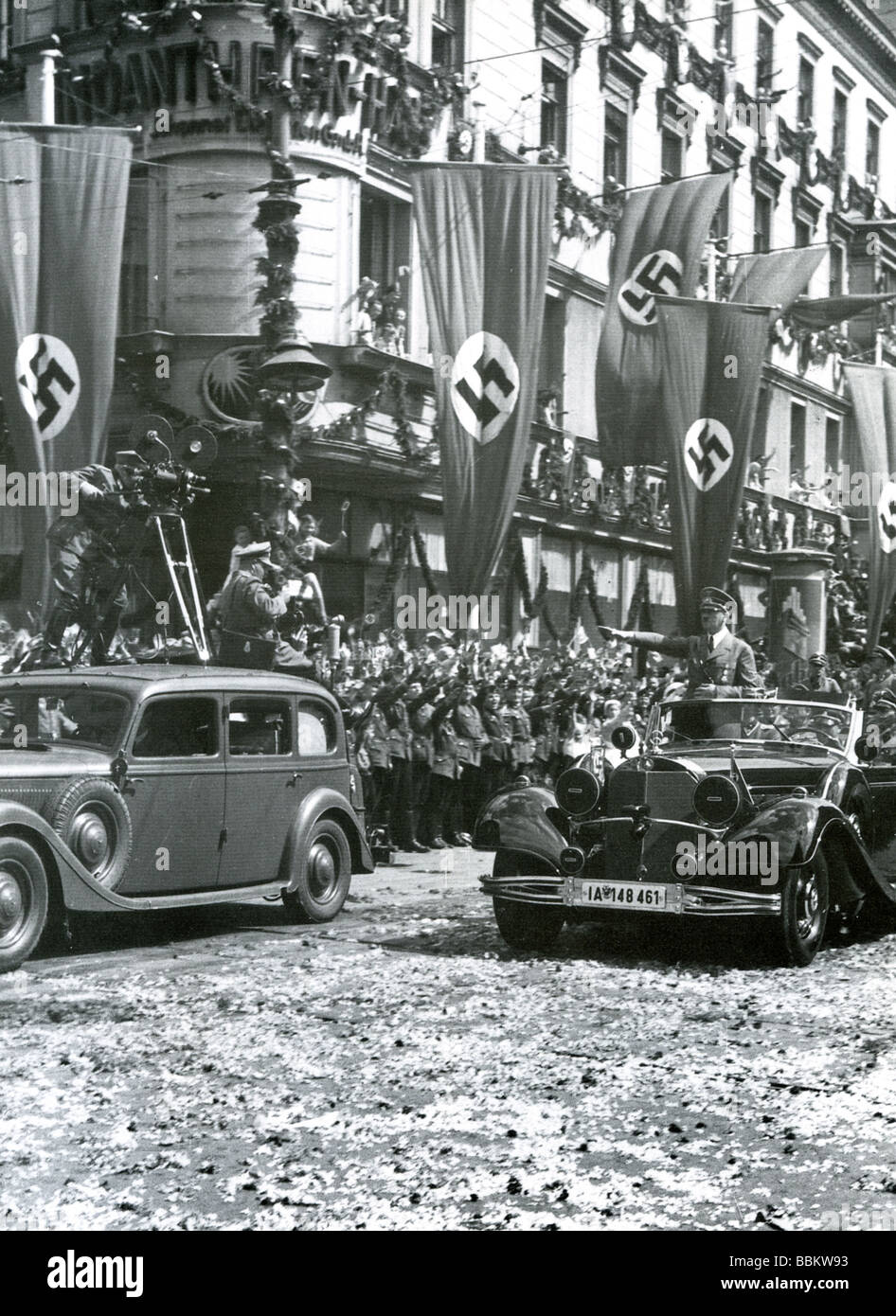 HITLER gibt den Facist Gruß an der Siegesparade in Berlin am 19. Juli 1940 anlässlich die Niederlage Frankreichs Stockfoto