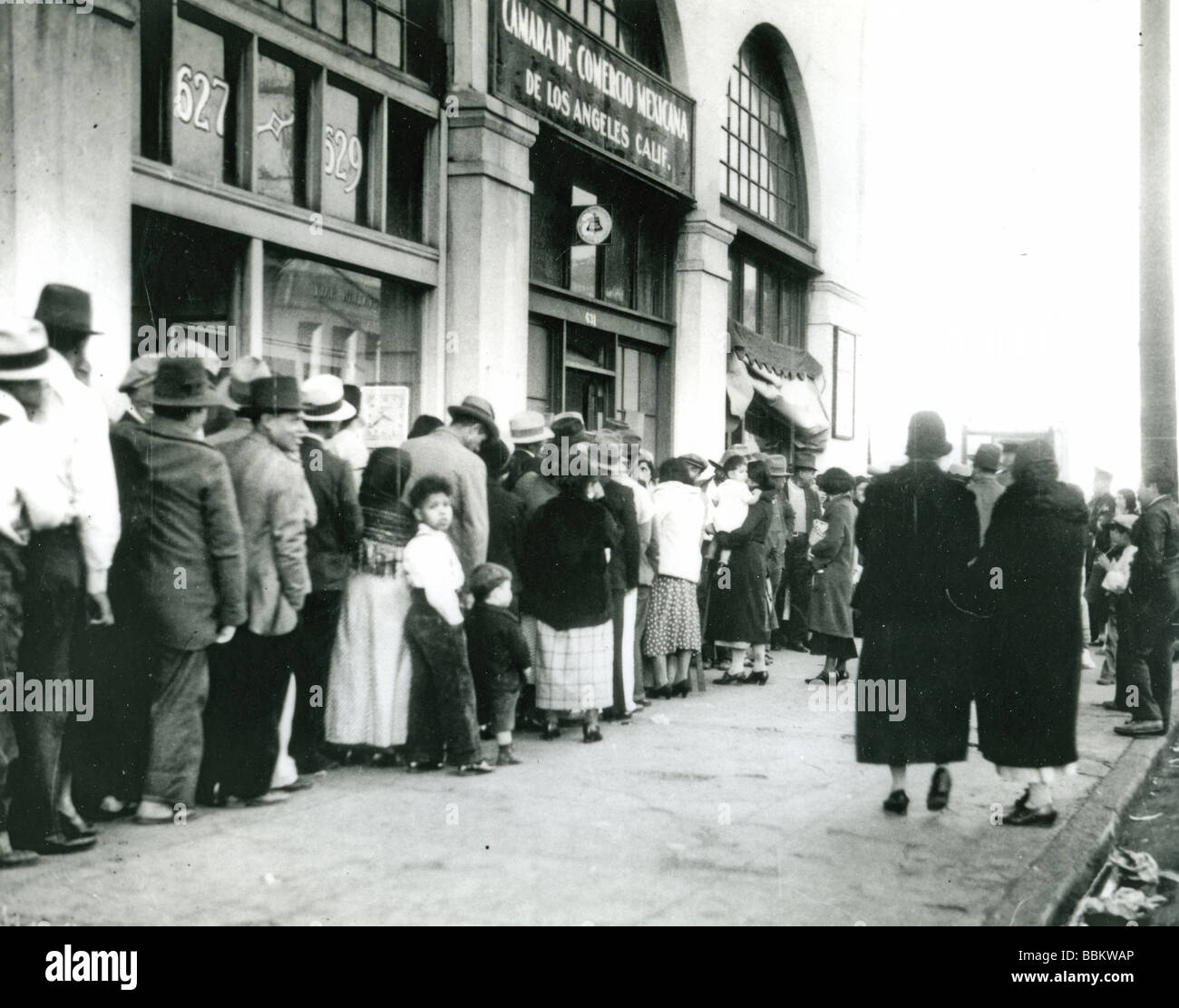 WELTWIRTSCHAFTSKRISE - Warteschlangen für Brot in Los Angeles in den 1930er Jahren Stockfoto