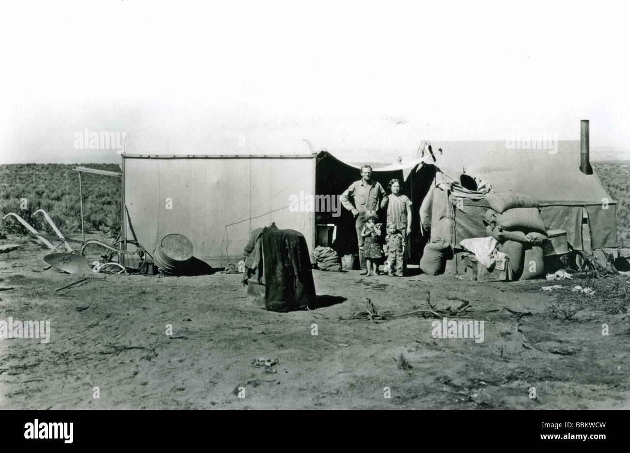 DIE WELTWIRTSCHAFTSKRISE A Pächter Familie lebt in einem Zelt in einem amerikanischen Zustand von Dustbowl Bedingungen in den 1930er Jahren getroffen Stockfoto