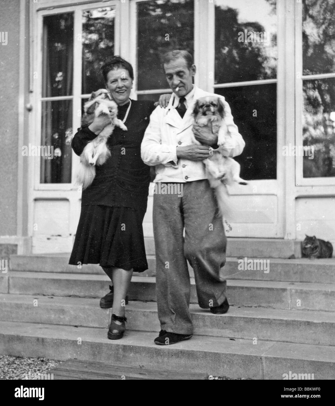 MAURICE UTRILLO mit seiner Frau Lucie Valore in Le Vesinet, außerhalb von Paris im Jahr 1950 Stockfoto