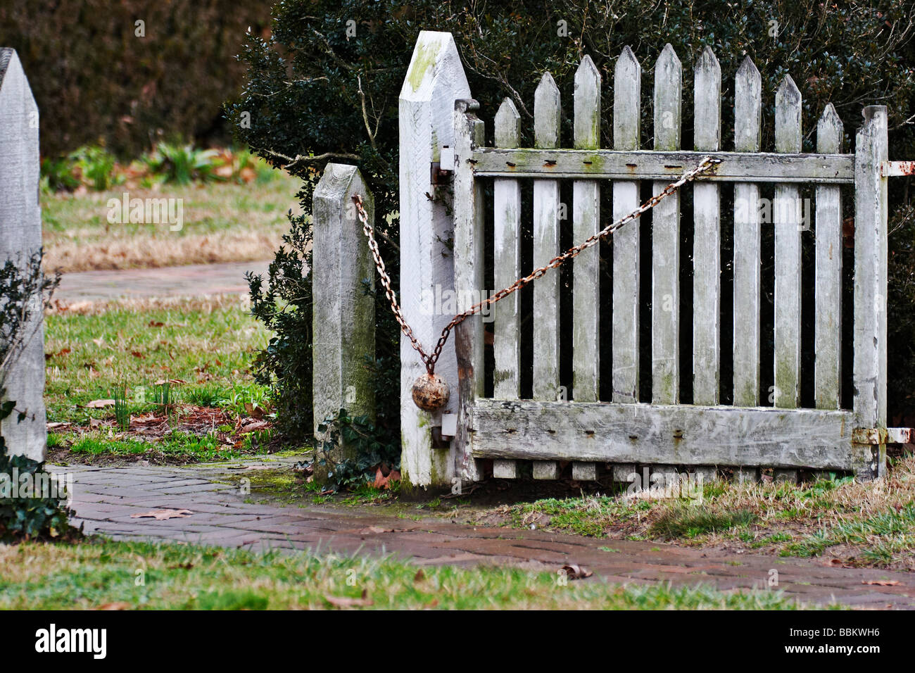 Ein Zaun Tor mit einer Kanonenkugel Tor näher Colonial Williamsburg Virginia Stockfoto