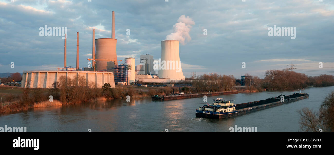 Frachter vor der Staudinger-Kohlekraftwerk, Energiekonzern EON, am Fluss Main, Großkrotzenburg, Hessen, Ge Stockfoto