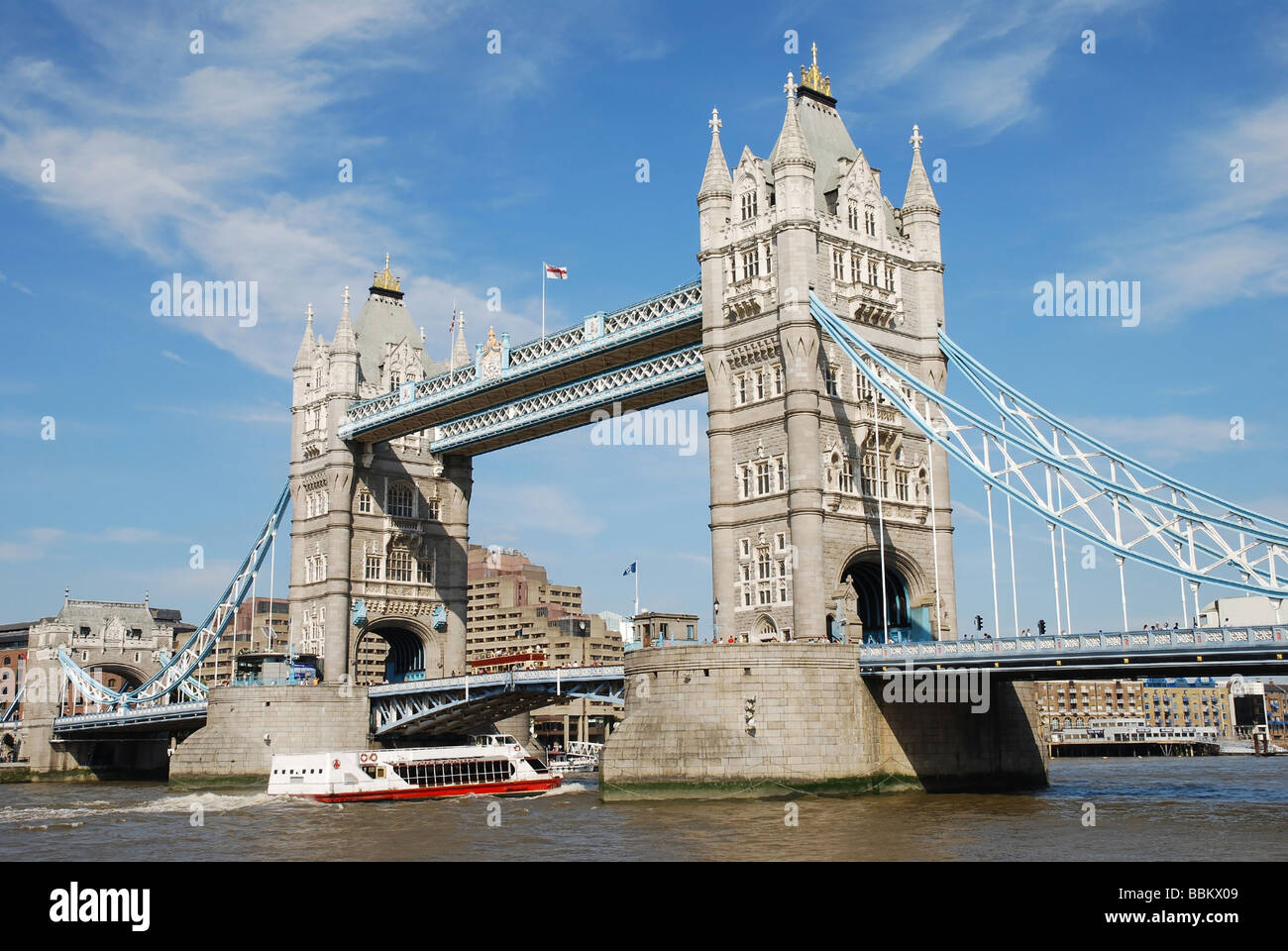 Tower Bridge in London, auf einem schönen blauen Himmel Sommertag mit einem Ausflugsschiff vorbei unter. Stockfoto