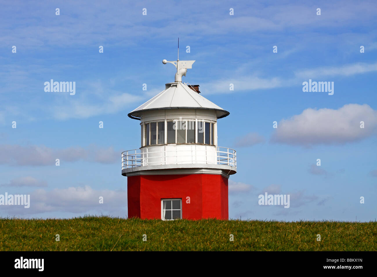 Alter Leuchtturm hinter dem Deich an der Elbe, Hollerwettern, Brokdorf, Wilstermarsch, Kreis Steinburg, Elbmarschen, Schl Stockfoto