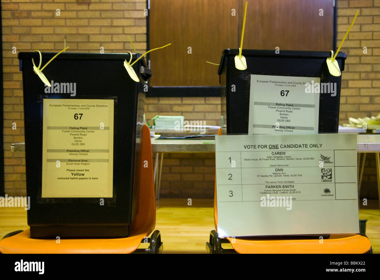 Boxen für Gemeinderat und Wahlen zum Europäischen Parlament, Bordon, Hampshire UK stimmen. Juni 2009 Stockfoto
