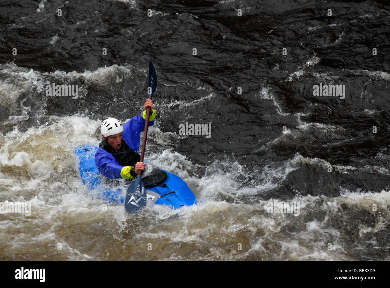 Kajakfahrer bei einem Wildwasser-Rennen, Glen Etive River Race, Glen Etive, Schottland, Großbritannien Stockfoto