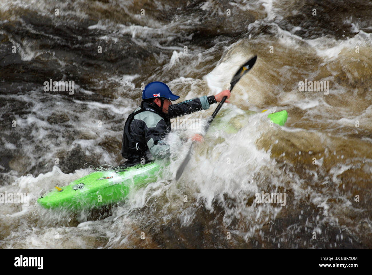 Kajakfahrer bei einem Wildwasser-Rennen, Glen Etive River Race, Glen Etive, Schottland, Großbritannien Stockfoto