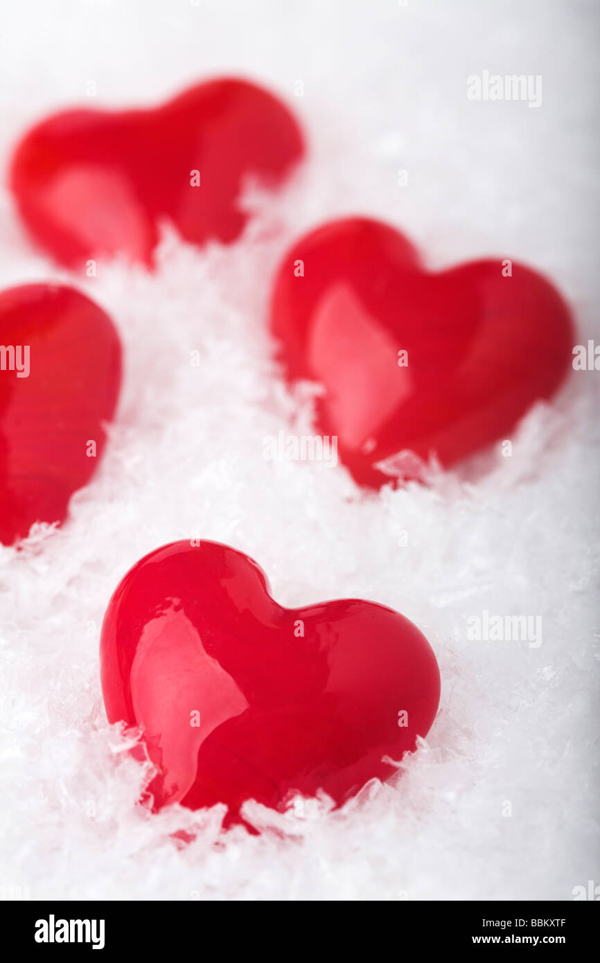 Rotes Herz aus Glas in Kunstschnee Stockfoto