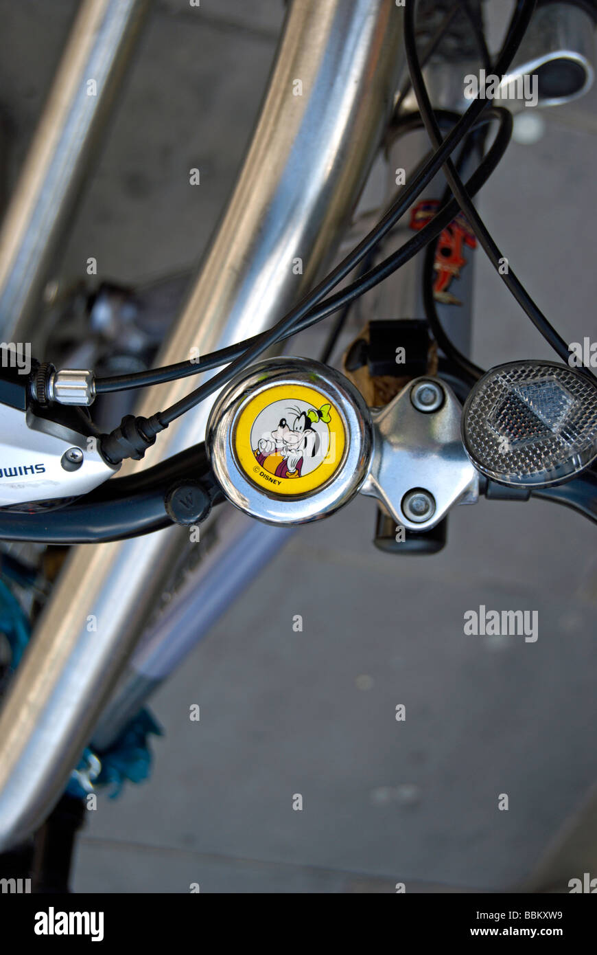 Bild von der Disney-Figur goofy auf eine Fahrradklingel in Hammersmith, West London, england Stockfoto